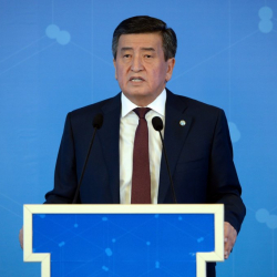 Сооронбай Жээнбеков Жаштар күнү менен куттуктады