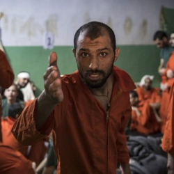 ФОТО - ИГИЛдин согушкерлери абакта кандай күн кечиргени кызык болсо, көрүңүз!