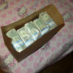 ВИДЕО - ИИМдин кадрлар кызматынын башчысынын үйүнөн 40 баштык акча чыкты