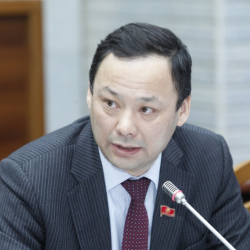 Руслан Казакбаев: “Дипломат машинасын үй-бүлө мүчөлөрүнө, Кыргызстандан барган делегацияга берүүгө милдеттүү”