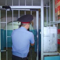 ВИДЕО - Милиционерге "Мама, мент на меня газует" - деп "сайылган" эргул