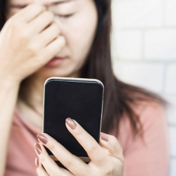 Түнү менен телефондон оюн ойногон кыздын көзү көрбөй калды