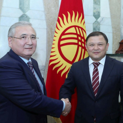 ФОТО - Төрага Дастанбек Жумабеков Казакстандын Кыргызстандагы элчиси Кайрат Нурпеисовду кабыл алды