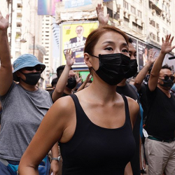 Тополоң каптаган Гонконгдон үч кыргызстандык студент чыгып кетти