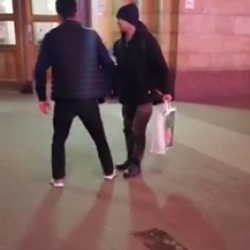 ВИДЕО- "Кыргыз, астына тур" - деп Москвада кыргыз жигити мас болуп кыргыздарды уят кылды