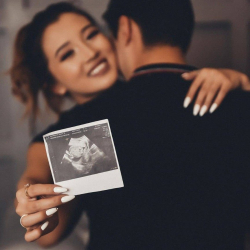 Айдана Дека курсактагы түйүлдүгүнүн  сүрөтүн элге жарыялады