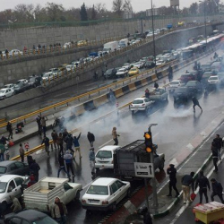 ВИДЕО - Иран эли  бензиндин баасы үчүн Аятолланын бийлигин тактан шыпырып түшкөнү калды
