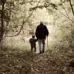 БОЛГОН ОКУЯ: Бала жетелеген чал