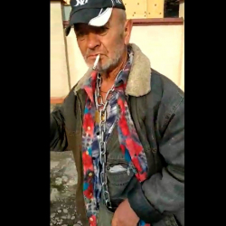 ШОК! ВИДЕО - Бишкектин тургунун уулу арак ичпесин деп чынжырлап, байлап салган 