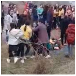 ВИДЕО - Аксыда окуучу кыздар мушташты