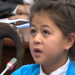 ВИДЕО – Кичинекей кыз чыркырап, депутаттарды жер каратты