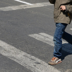 ВИДЕО – Мектеп окуучуларын “зебрадан” унаа коюп кетти