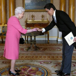 ФОТО - Британ Ханышасы Елизаветта II кыргыз дипломатына жүгүнүп, колун сунду