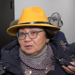 СҮРӨТ – Шляпа “О”! Отунбаева өзгөчө баш кийим менен “подиумда”