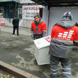 Бишкектин аялдамаларында көк челектер пайда болду. Алар эмне үчүн керек?