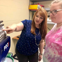 Жылдын мыкты мугалими окуучусу менен сүйүү мамиле куруп алган