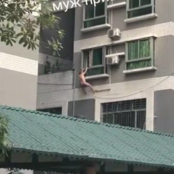 CҮРӨТ (18+) – Эркекчиликпи же итчиликпи?! Балконго жабышкан дырдай жылаңач эркек учуп түштү