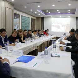 Он миң мугалим беш предмет боюнча жаңы билим берүү стандарттарын үйрөнөт