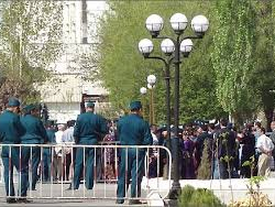 Өзбекстанда эл жолдорду тороп, нааразычылыкка чыгышты