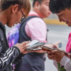 Кытай смартфон колдонуучулардын жүзүн сканерден өткөрөт