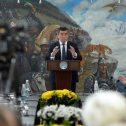 Жээнбеков: “Келечекке тиешелүү маселелер эл менен ачык-айкын талкууланып кабыл алынган”