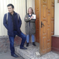 "Тырмагыма ийне сайбастыр": Ширин Айтматова УКМКда сурак берип жатат