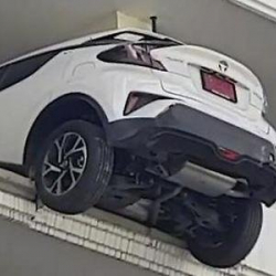 ВИДЕО - Аялдар учпаган автоунааны "учуруу" менен убара 