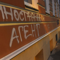 Путин жарандарды «чет өлкөлүк тыңчы» деп таанууга мүмкүндүк берген мыйзамга кол койду