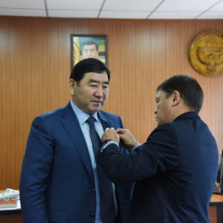 ИИМ: С. Өмүрзаков "Кыргыз Республикасынын дене тарбия жана спорттун отличниги" төш белгиси менен сыйланды