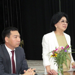 Надира Нарматова: "Карышкырларга туруштук бере албасаң, ар кимдин ордун өз ордуна койо албасаң, садага кеткени министр болосуңбу!"