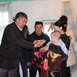 Жалал-Абад: Мүмкүнчүлүгү чектелгендерге 24 коляска берилди