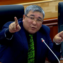 Рыскелди Момбеков: “УКМК! Кылмышкерди өзүңөр качырып, кайра өзүңөр издөө жарыялап жатасыңар. Силерге ким ишенет?!”