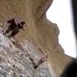 ВИДЕО – “Ары тур! Атып салам! Миллион төлөгүчө, сени атып салып түрмөгө кеткеним жакшы”