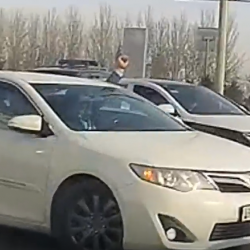 ФОТО, ВИДЕО - Бишкектин көчөлөрүнүн биринде автоунаада баратып ок чыгарган жаран кармалды