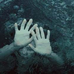 Кара-Балтада белгилүү психоневролог өзүнүн кызы менен бирге өз жандарын кыйышты