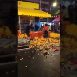 ВИДЕО – Кытайда соода-сатык өлдү! Аргасыз сатуучулар жин тийгендей товарларын жанчып жатышат