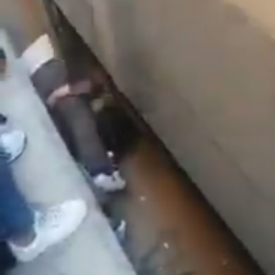 ВИДЕО-Атасы поезд алдында кала жаздаган кызын сактап калды