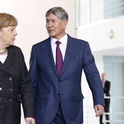 СҮРӨТ-Ангела Меркель Алмазбек Атамбаевдин үй-бүлөсүнө открытка жөнөттү