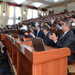 Бул саанчы, сөгүнчөөк бок ооз депутат... Депутат кылган Атамбаевин сатты эле эми өз элин саттыбы?