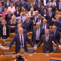 Бутунан тура элек депутаттар коштошуу ырларын ырдай баштады