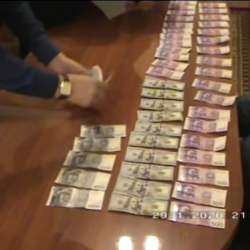 СҮРӨТ-Милдеттүү камсыздандыруу фондунун жетекчиси пара алып жаткан жеринен  кармалды