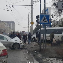 ВИДЕО-Бишкекте 4 автоунаа кагышып, маршурт жолдун четине ыргып кетти