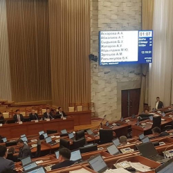 Жыйынга 30 эле депутат катышууда, бул депутаттардын өкмөткө болгон мамилесин билдиреби?