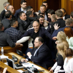 СҮРӨТ+ВИДЕО- Жогорку Радада жаңжал чыгып, Тимошенконун каны төгүлдү