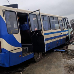 ВИДЕО-Мектеп автобусуна  окуучуларды толтуруп кетип бара жаткан айдоочунун жүрөгү кармап, каза болду
