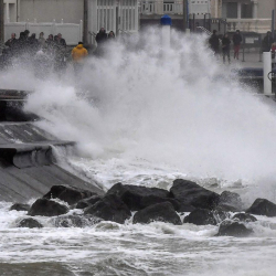 Катуу бороондун кесепетинен жүздөгөн турак жай суу алдында калды
