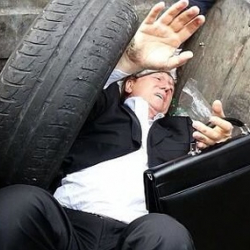 Видео-Чиновниктерди таштандыга ыргытышты