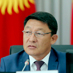 Кенжебек Бокоев, ЖК депутаты: “Жери жок, суусу жок министрликтен кантип түшүмдүүлүктү талап кылабыз?”