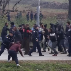 Лагерде кармалып турган жүздөгөн мигранттар менен полиция кагылышты