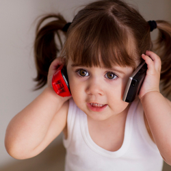 Эки жашар кыз энесин өлүмдөн сактап калды